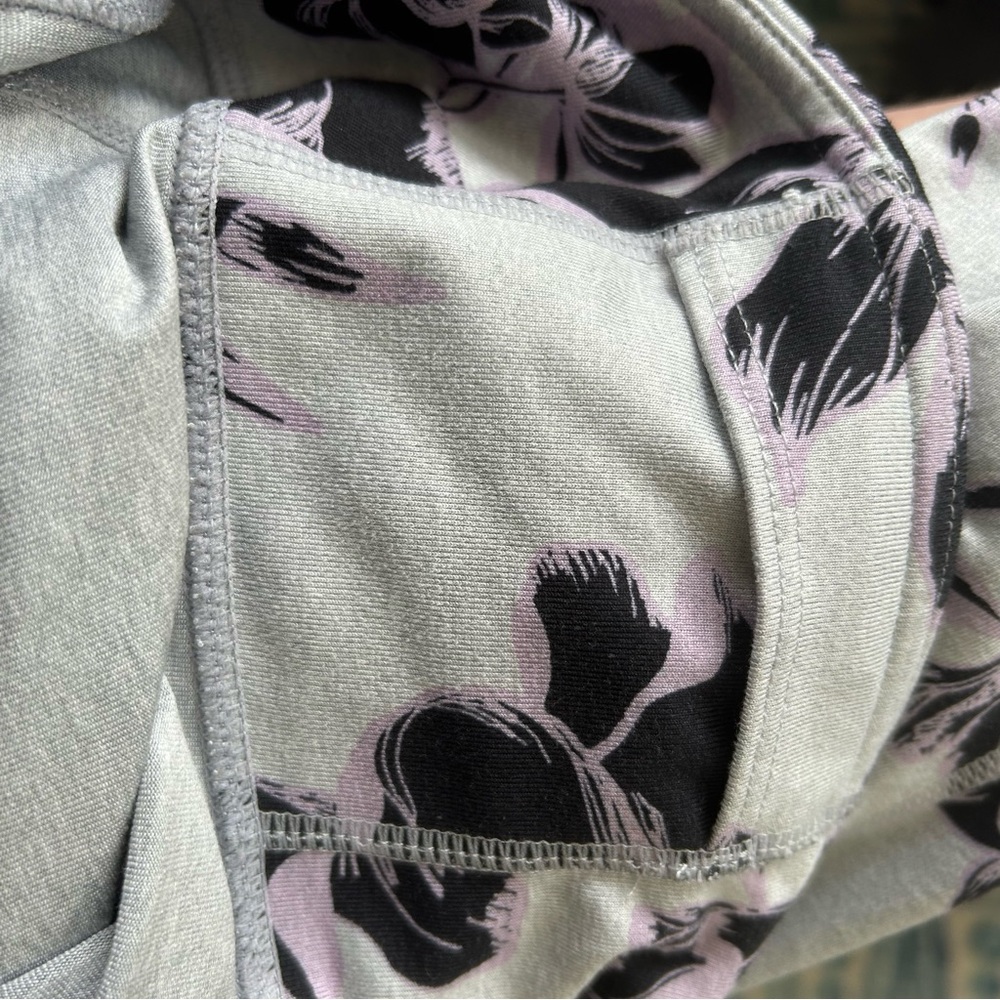 Athleta High Rise Magnolia Chaturanga Capri Leggings in Slate Grey Heather. - Picture 4 of 5